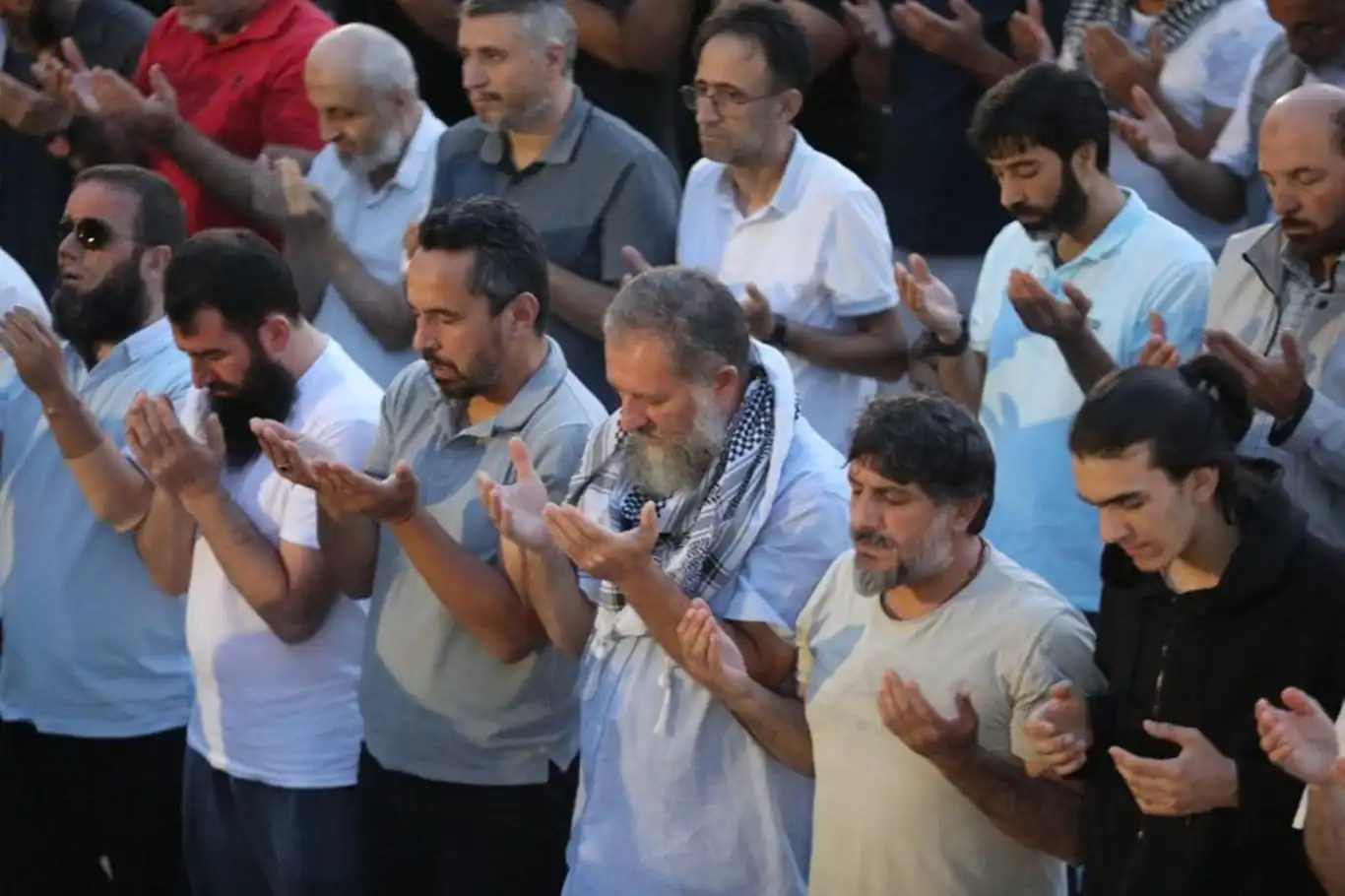 İstanbul'da yüzlerce kişi Gazze için kunut duasında buluştu İstanbul'da yüzlerce kişi Gazze için kunut duasında buluştu