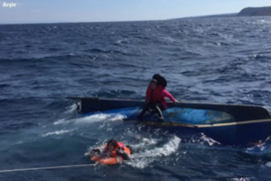 Four migrants dead, two rescued after boat capsizes off İzmir