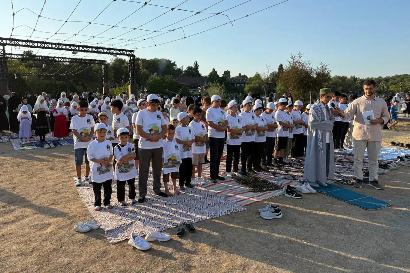 İzmir'de "Hayat Namazla Güzeldir" etkinliği çocukların coşkulu yürüyüşüyle başladı