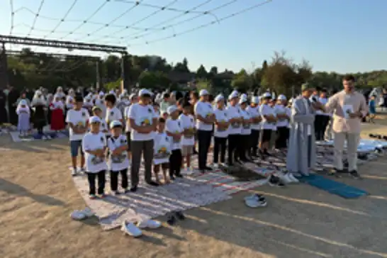 İzmir'de "Hayat Namazla Güzeldir" etkinliği çocukların coşkulu yürüyüşüyle başladı