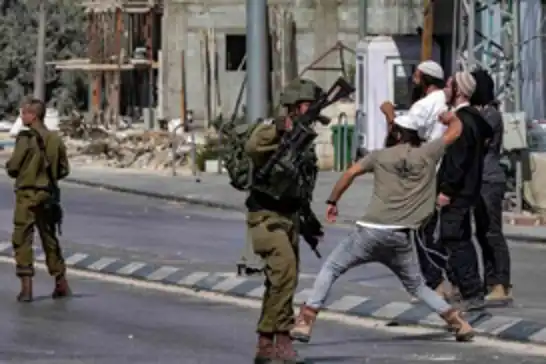 عصابات يهودية تهاجم الفلسطينيين في الضفة والاحتلال يوسع اعتداءاته