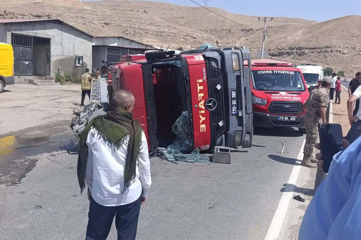 Yangına giden itfaiye aracı devrildi: 5 yaralı