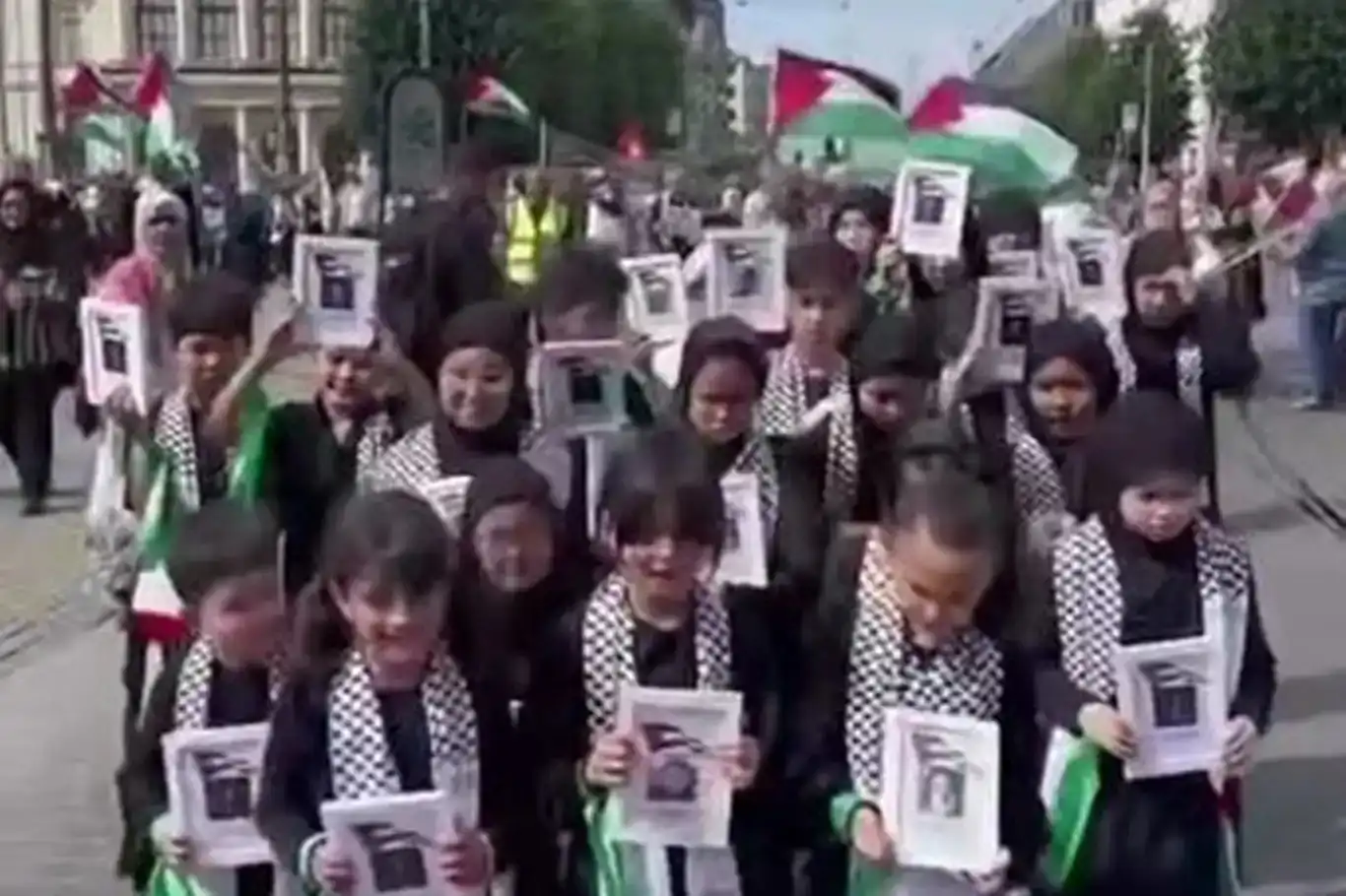 مسيرة تضامنية لأطفال في السويد مع غزة