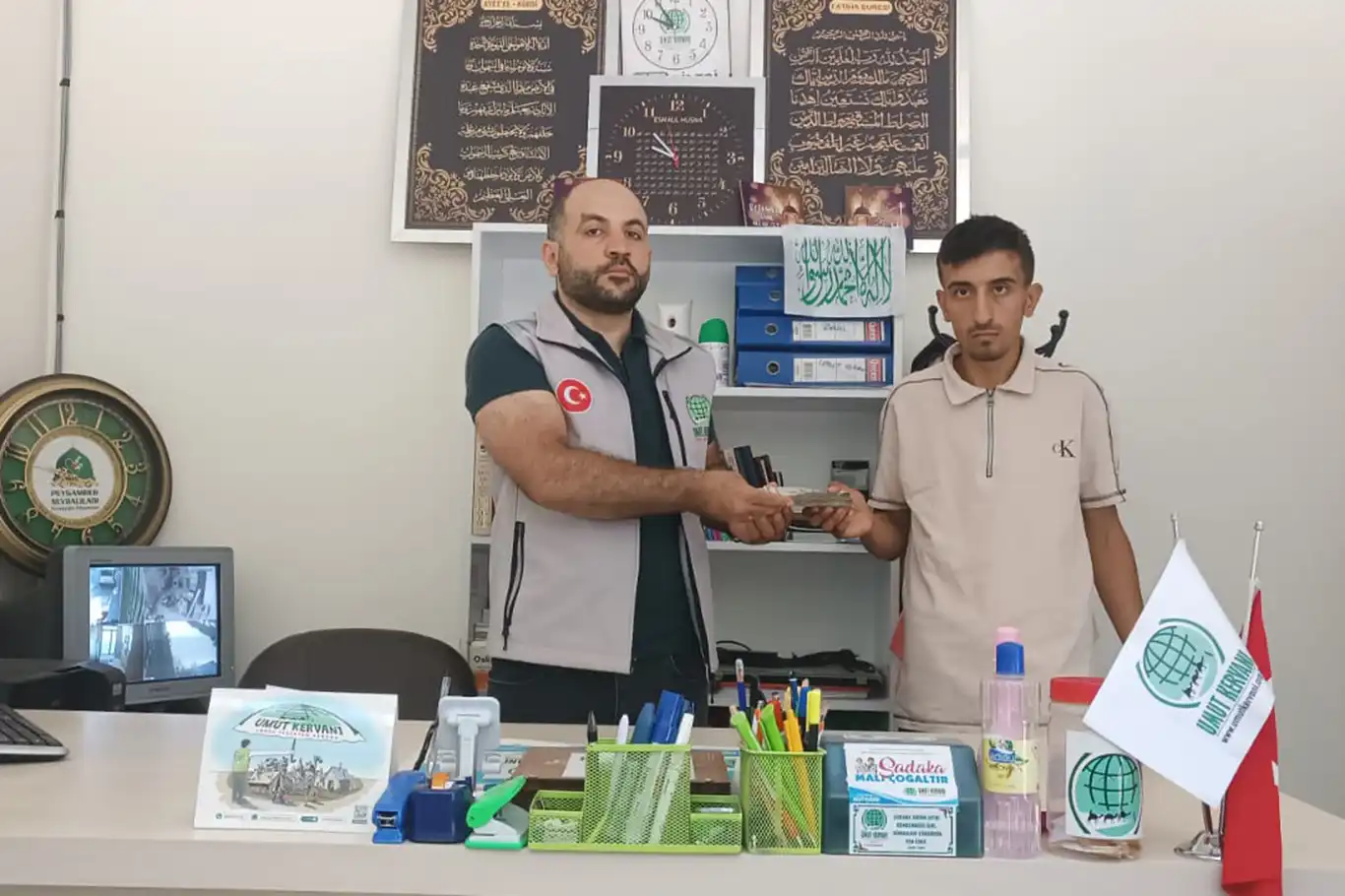 شاب من ذوي الاحتياجات الخاصة يجمع التبرعات لفلسطين