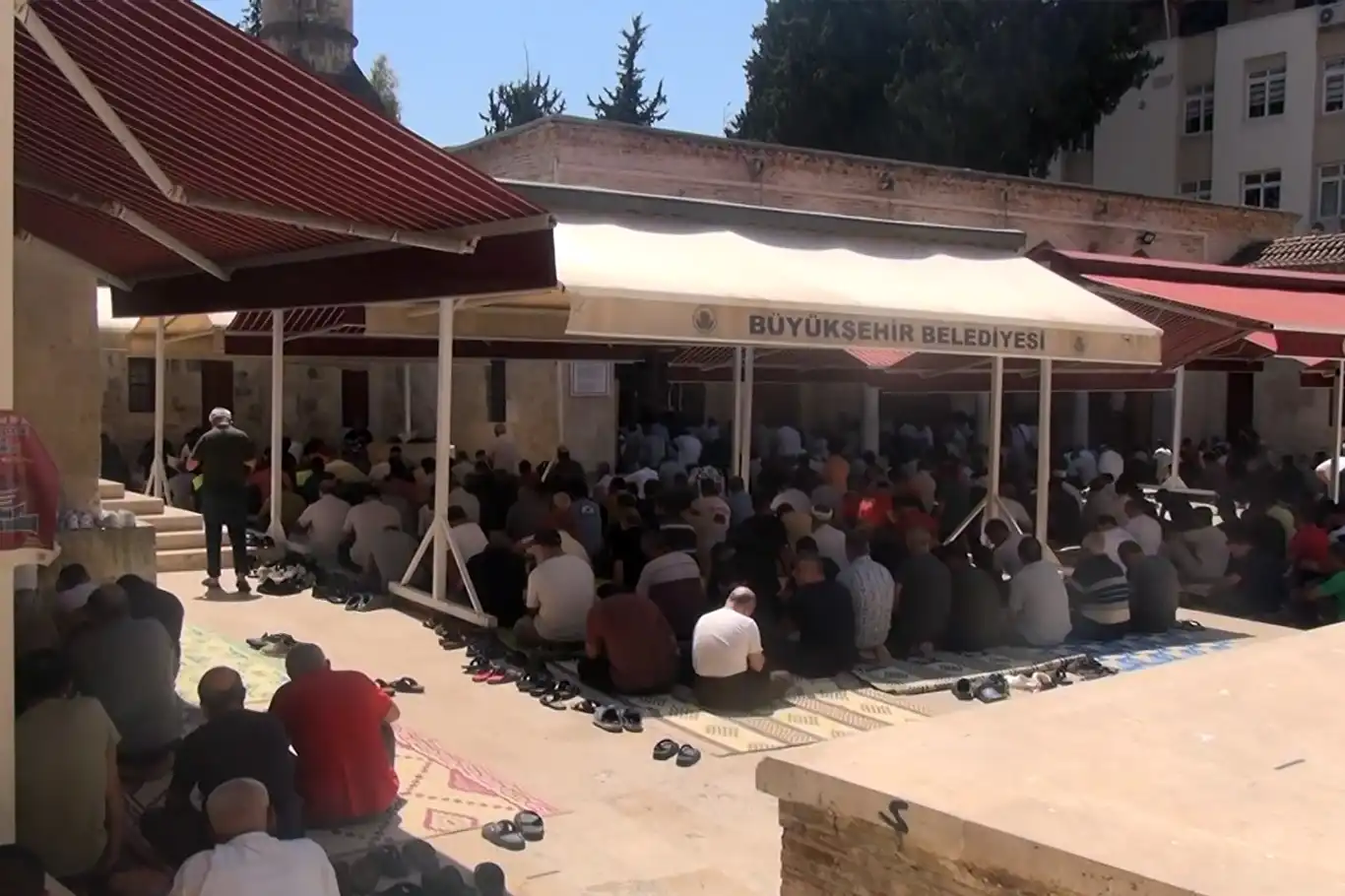 "Hutbeler Kur’an ve sünnete uygun" diyen vatandaşlar eleştirilere karşı çıktı "Hutbeler Kur’an ve sünnete uygun" diyen vatandaşlar eleştirilere karşı çıktı