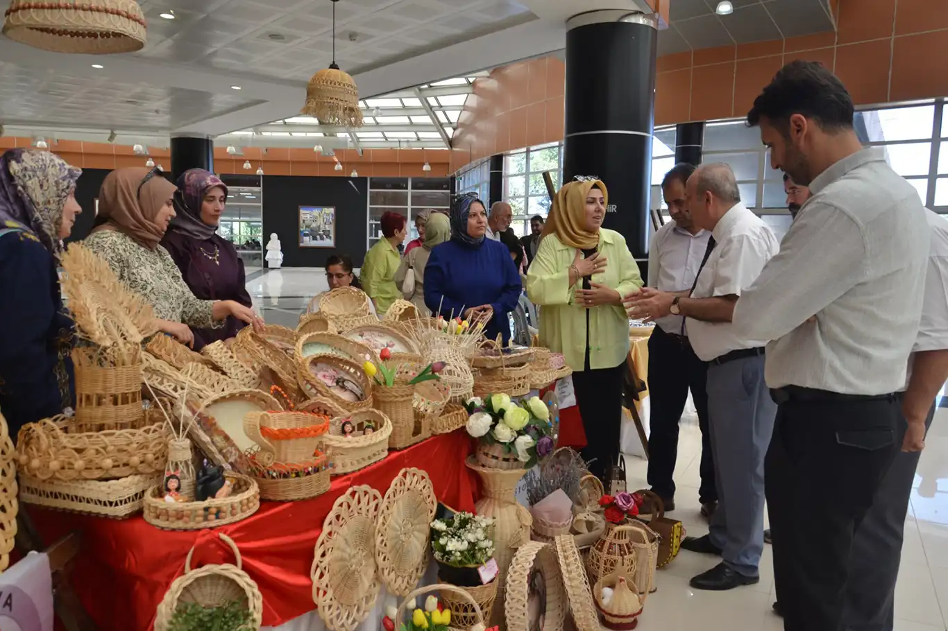 Malatya'da "Sanatın İzinde" adlı el sanatları sergisi açıldı Malatya'da "Sanatın İzinde" adlı el sanatları sergisi açıldı