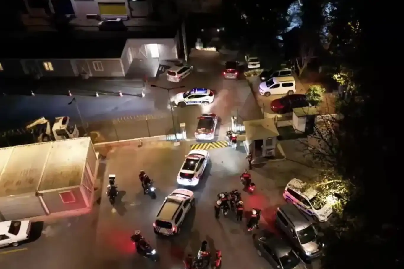 İstanbul'da gece denetimi: Onlarca kişi ve araç kontrol edildi İstanbul'da gece denetimi: Onlarca kişi ve araç kontrol edildi