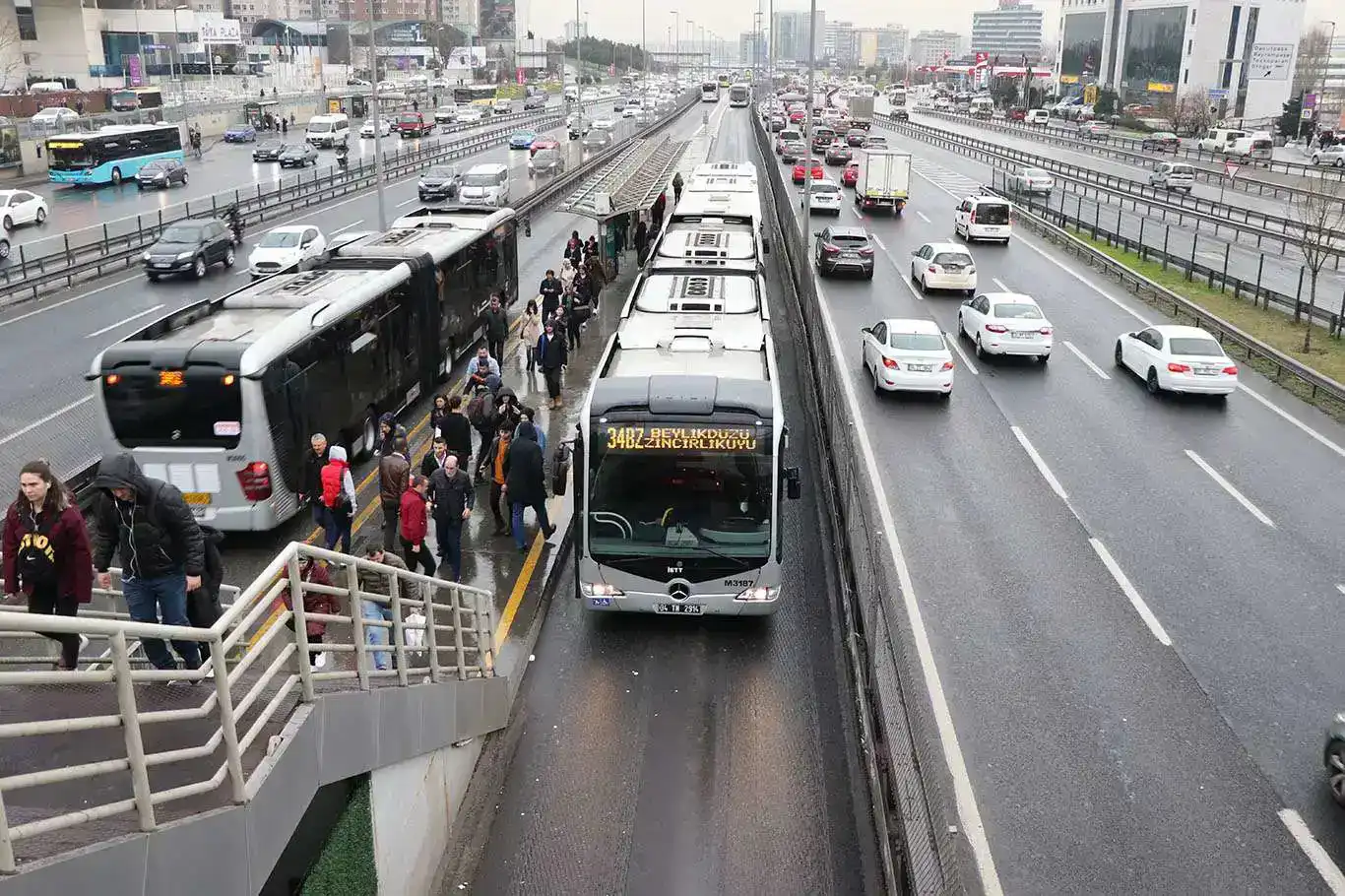 İstanbul’da bazı yollar trafiğe geçici olarak kapatıldı İstanbul’da bazı yollar trafiğe geçici olarak kapatıldı