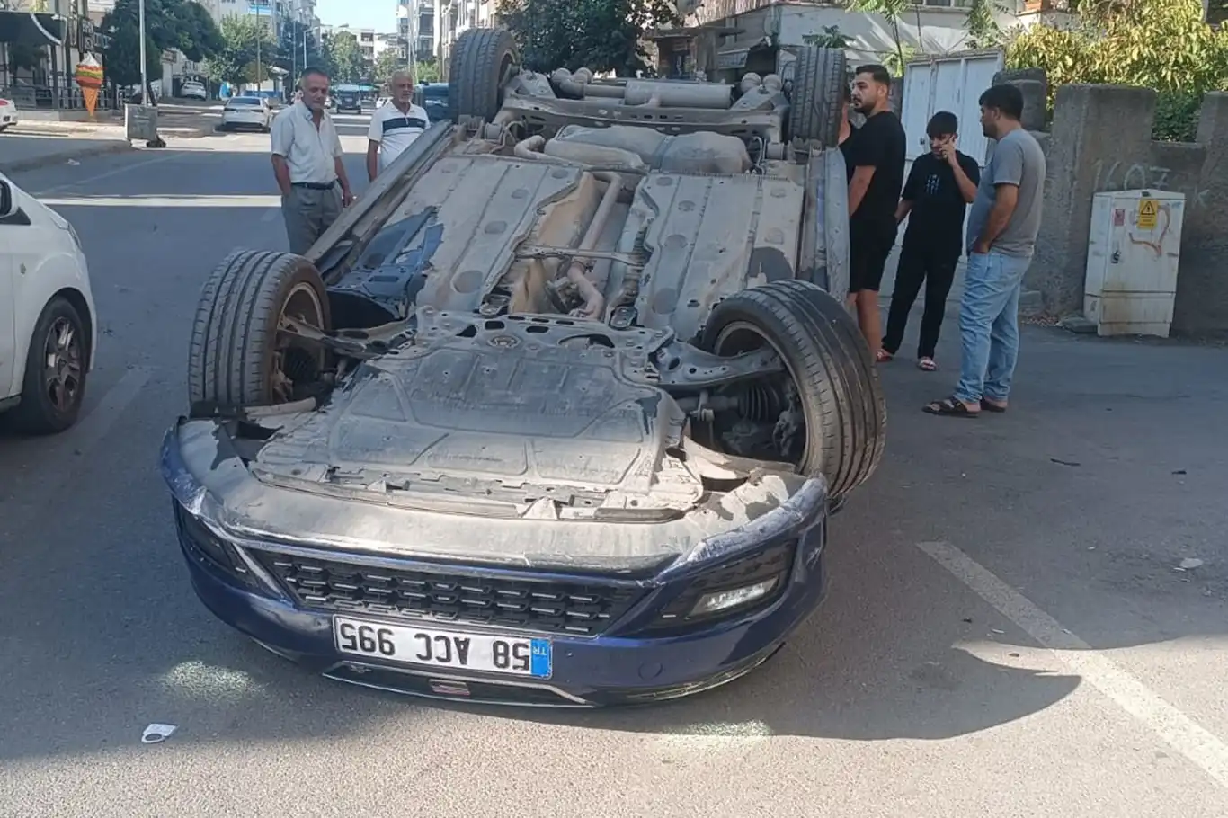 Batman'da sürücünün direksiyon hakimiyetini kaybettiği araç takla attı Batman'da sürücünün direksiyon hakimiyetini kaybettiği araç takla attı