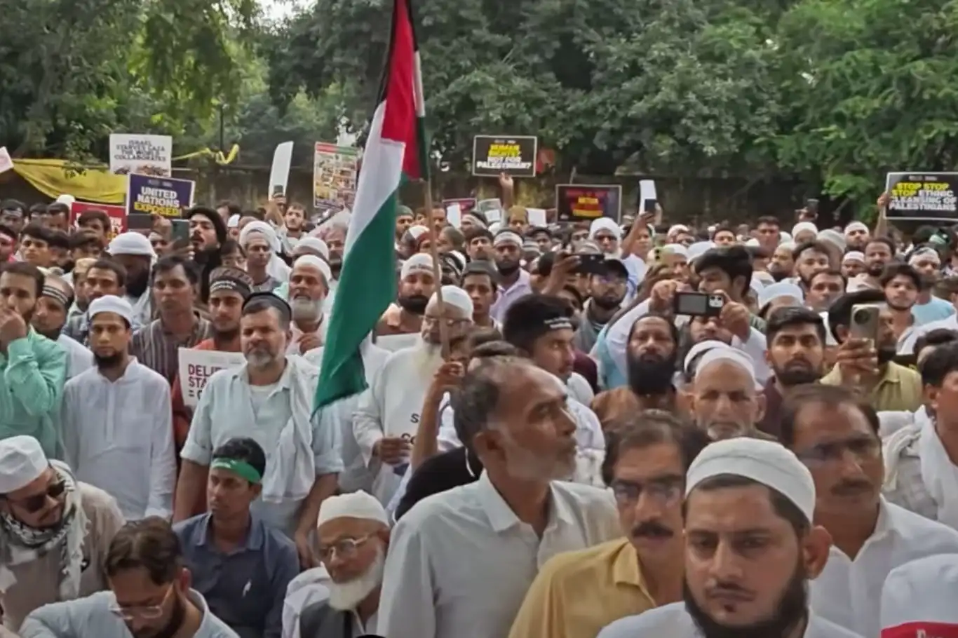 تنديدًا بالإبادة الجماعية في غزة..الجماعة الإسلامية في الهند تنظّم مظاهرة حاشدة في نيودلهي تنديدًا بالإبادة الجماعية في غزة..الجماعة الإسلامية في الهند تنظّم مظاهرة حاشدة في نيودلهي