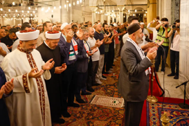 آلاف المصلين في جامع الفاتح يرفعون أكفهم دعاءً لغزة