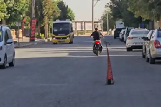 Mardin’de yolda oluşan göçüğe vatandaş fidan dikti