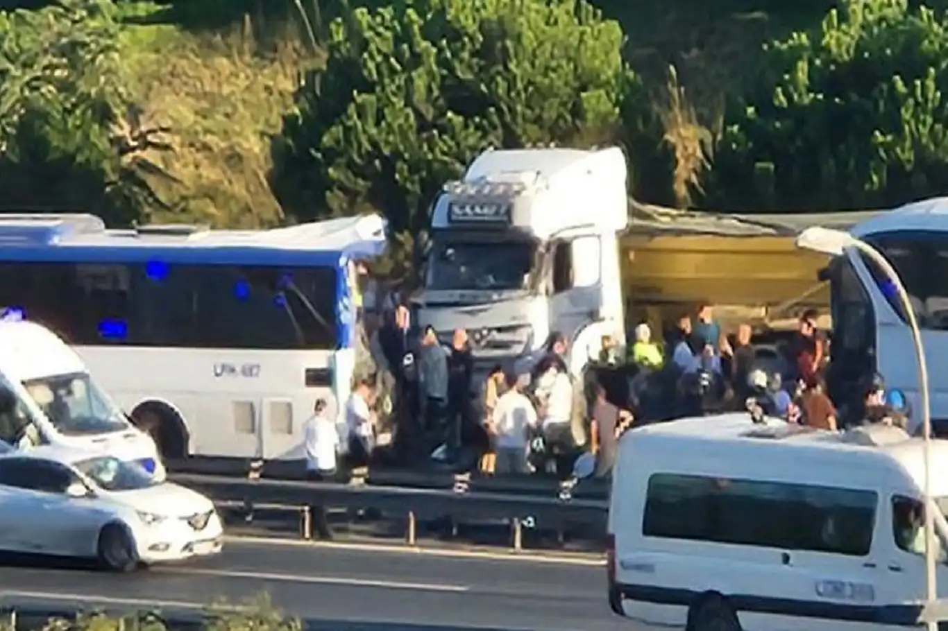 TEM Otoyolu'nda zincirleme kaza: 1 ölü, 9 yaralı TEM Otoyolu'nda zincirleme kaza: 1 ölü, 9 yaralı