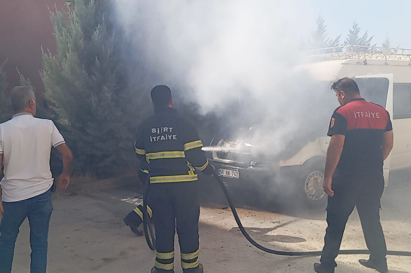 Siirt’te park halindeki minibüs alevlere teslim oldu Siirt’te park halindeki minibüs alevlere teslim oldu