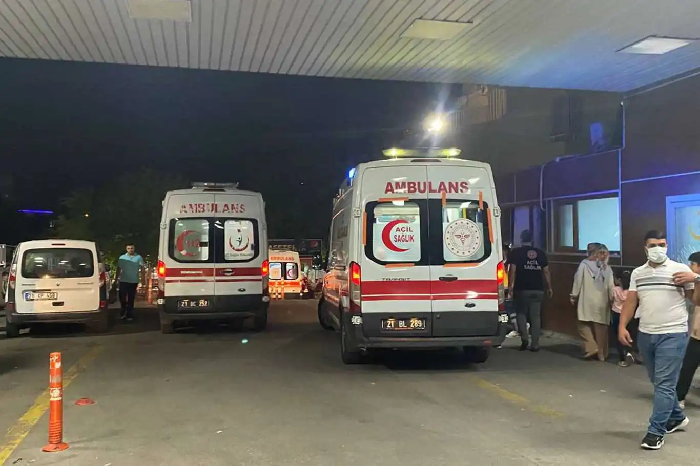 Diyarbakır’da silahlı çatışma: 2 ölü, 5 yaralı Diyarbakır’da silahlı çatışma: 2 ölü, 5 yaralı