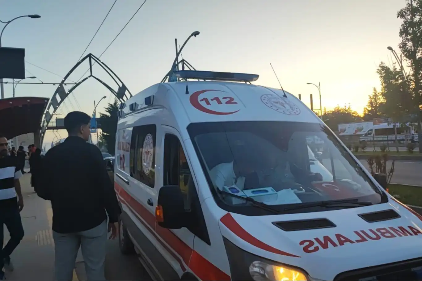 Motosiklet ile servis aracı çarpıştı: Bir ağır yaralı Motosiklet ile servis aracı çarpıştı: Bir ağır yaralı