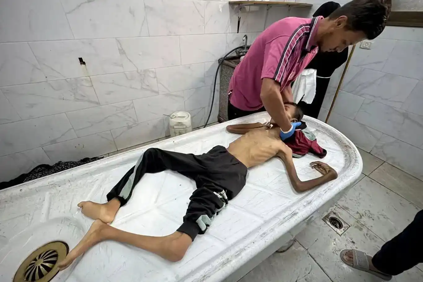 كارثة الجوع في غزة..10 شهداء جدد خلال 24 ساعة بسبب المجاعة وسوء التغذية كارثة الجوع في غزة..10 شهداء جدد خلال 24 ساعة بسبب المجاعة وسوء التغذية