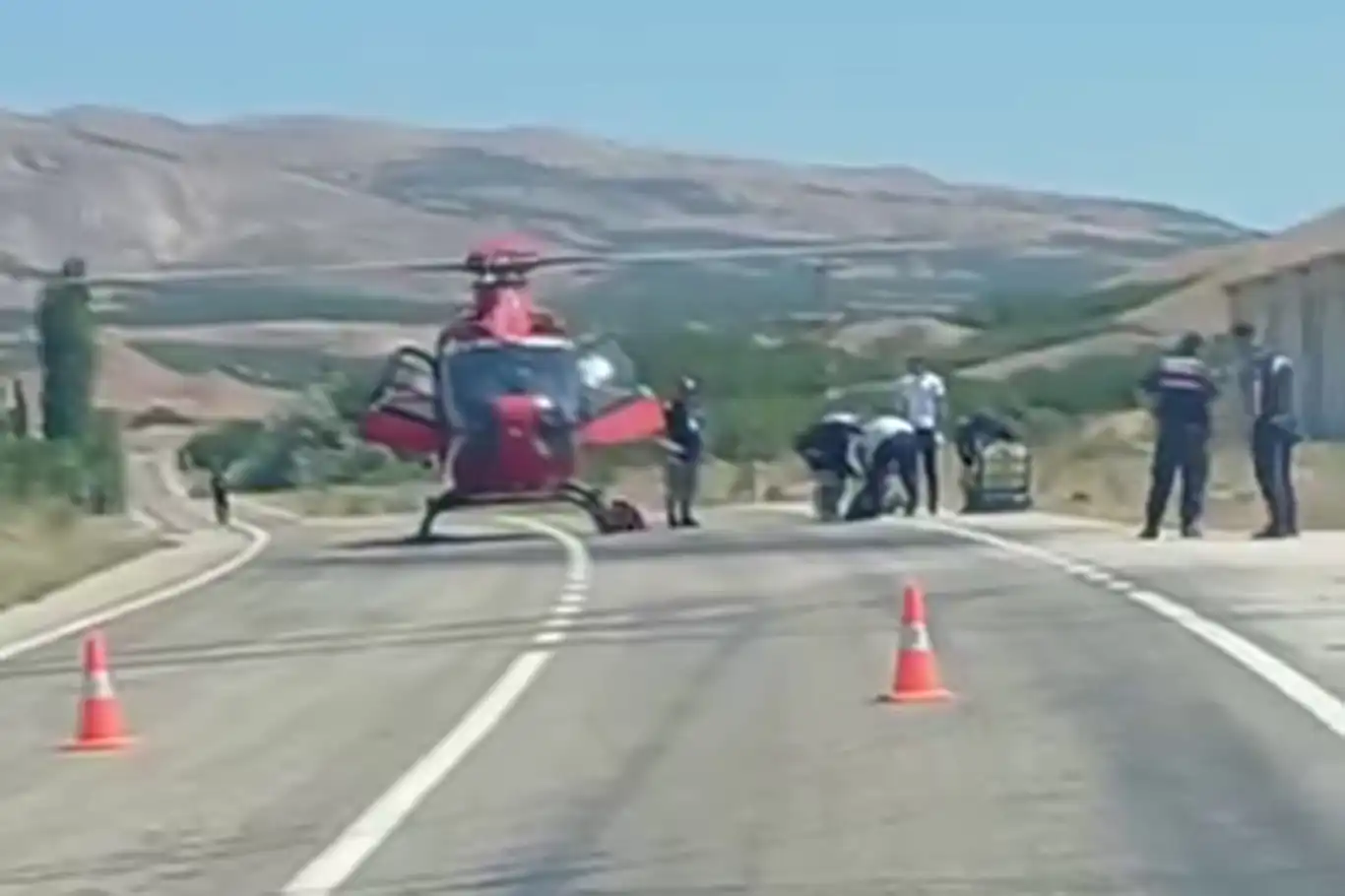 Malatya'da helikopter ambulans hasta almak için kara yoluna indi Malatya'da helikopter ambulans hasta almak için kara yoluna indi
