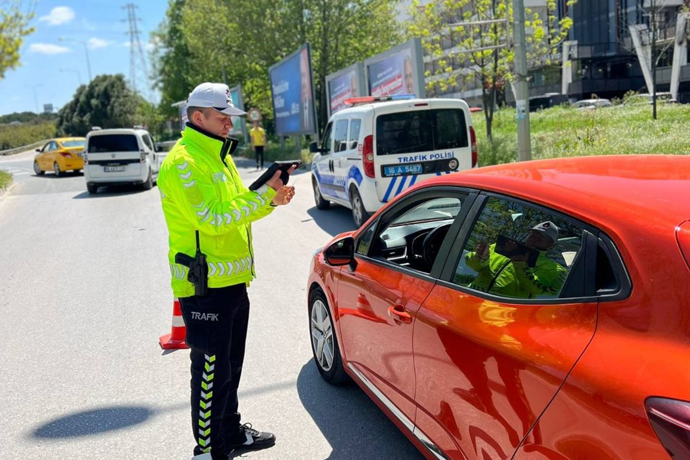 Bursa'da yüzlerce araç denetlendi, 4 kişi gözaltına alındı Bursa'da yüzlerce araç denetlendi, 4 kişi gözaltına alındı