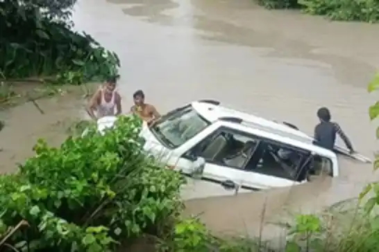 لە هیندستان ئۆتۆمبێلێک کەوتە ناو کەناڵی ئاو: ١١ کوژراو