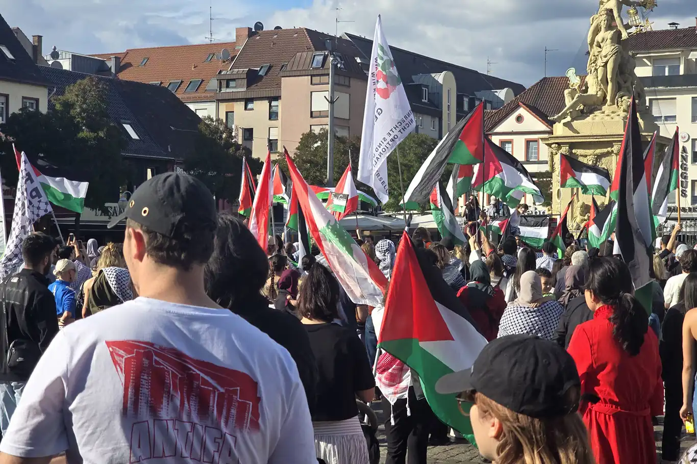 Almanya'da siyonist saldırılarına karşı kitlesel yürüyüş
