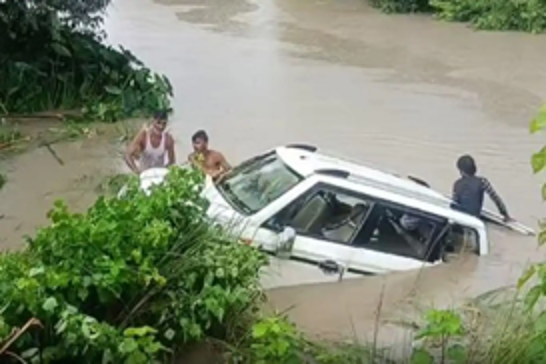 India: Eleven dead after vehicle plunges into canal in Uttar Pradesh