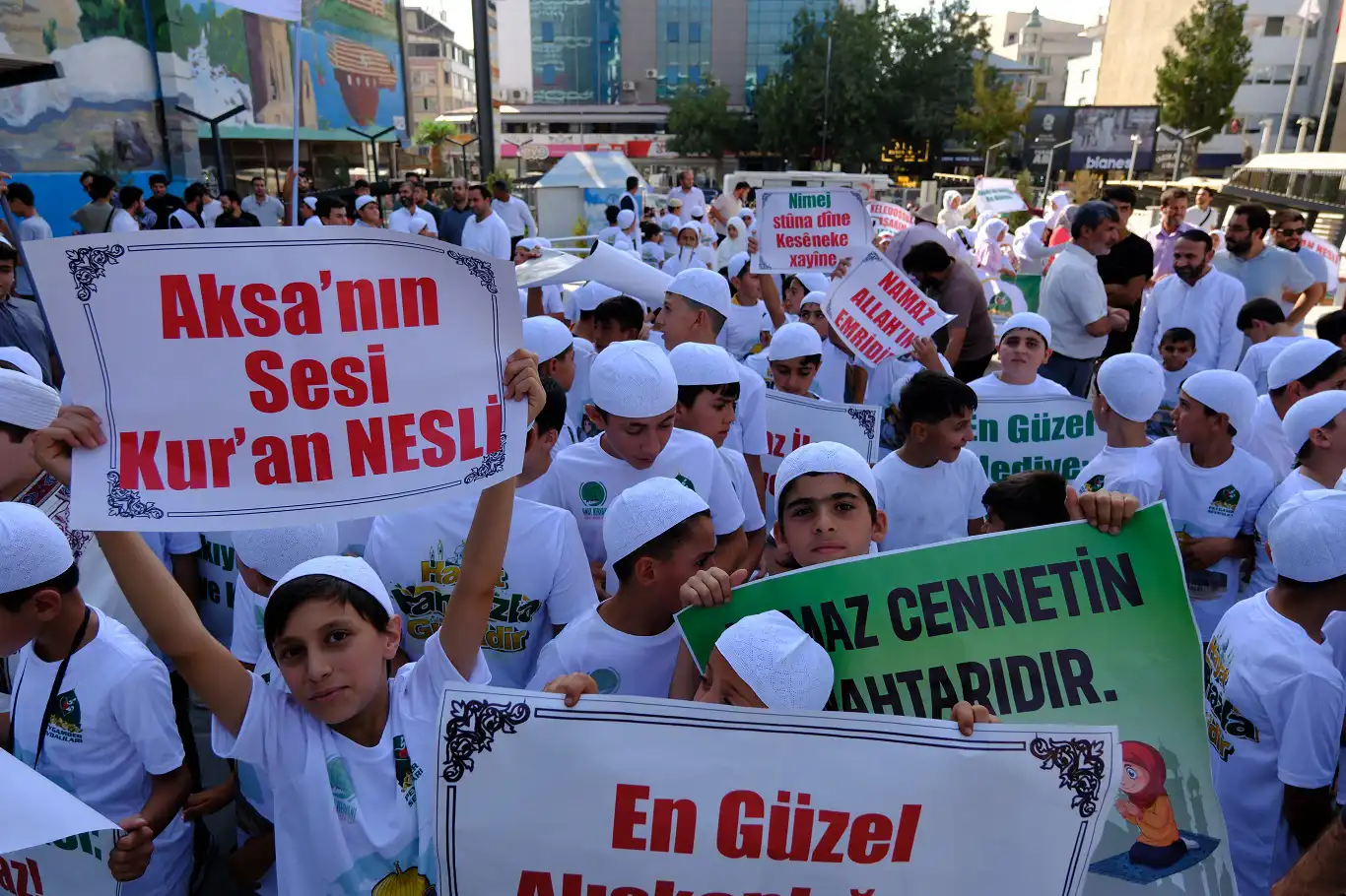 "Hayat Namazla Güzeldir" etkinliğine katılan çocuklar Gazzeli akranlarını unutmadı "Hayat Namazla Güzeldir" etkinliğine katılan çocuklar Gazzeli akranlarını unutmadı
