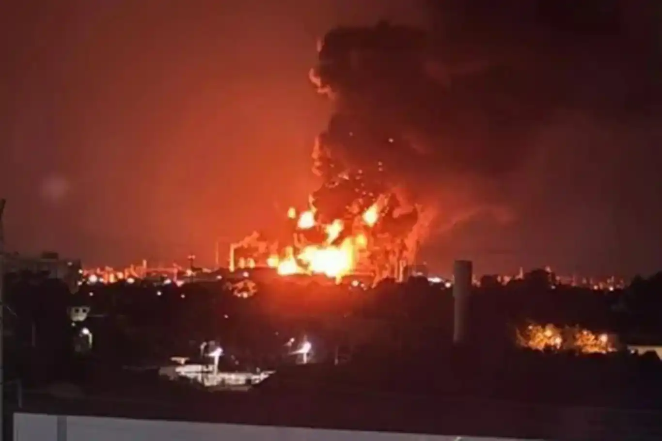 أوكرانيا تستهدف مصافي نفط روسية بهجمات بطائرات مسيرة أوكرانيا تستهدف مصافي نفط روسية بهجمات بطائرات مسيرة
