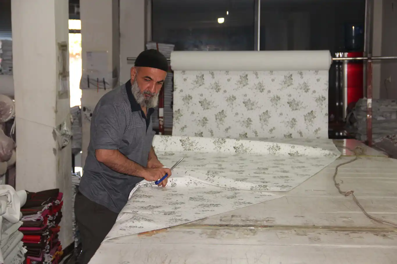 32 yıllık emekle Batman'dan Türkiye'nin dört bir yanına sofra bezi dağıtıyor 32 yıllık emekle Batman'dan Türkiye'nin dört bir yanına sofra bezi dağıtıyor
