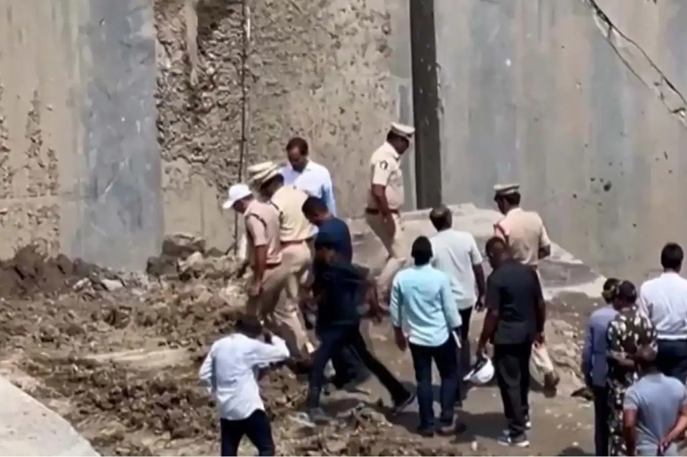 Six workers killed, ten injured in quarry collapse in Andhra Pradesh, India Six workers killed, ten injured in quarry collapse in Andhra Pradesh, India