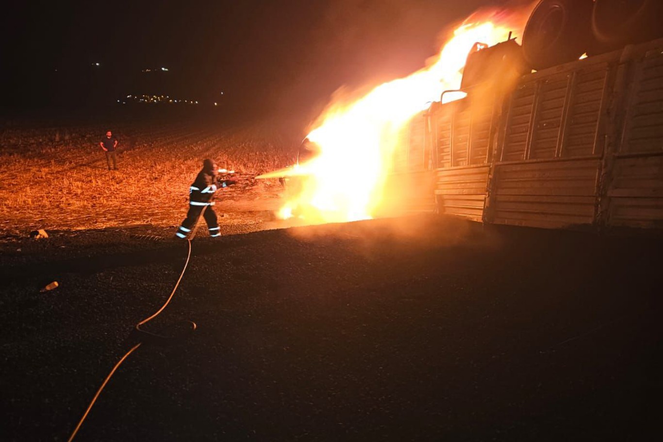 Devrilerek alev alan tırın sürücüsü hayatını kaybetti Devrilerek alev alan tırın sürücüsü hayatını kaybetti