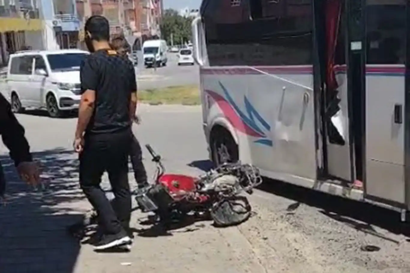 Batman'da motosiklet ile minibüs çarpıştı: 4 kişilik aile yaralandı Batman'da motosiklet ile minibüs çarpıştı: 4 kişilik aile yaralandı