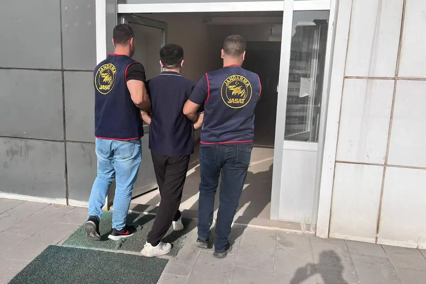 Bingöl'de 4 yıl 2 ay kesinleşmiş hapis cezası bulunan şahıs yakalandı Bingöl'de 4 yıl 2 ay kesinleşmiş hapis cezası bulunan şahıs yakalandı