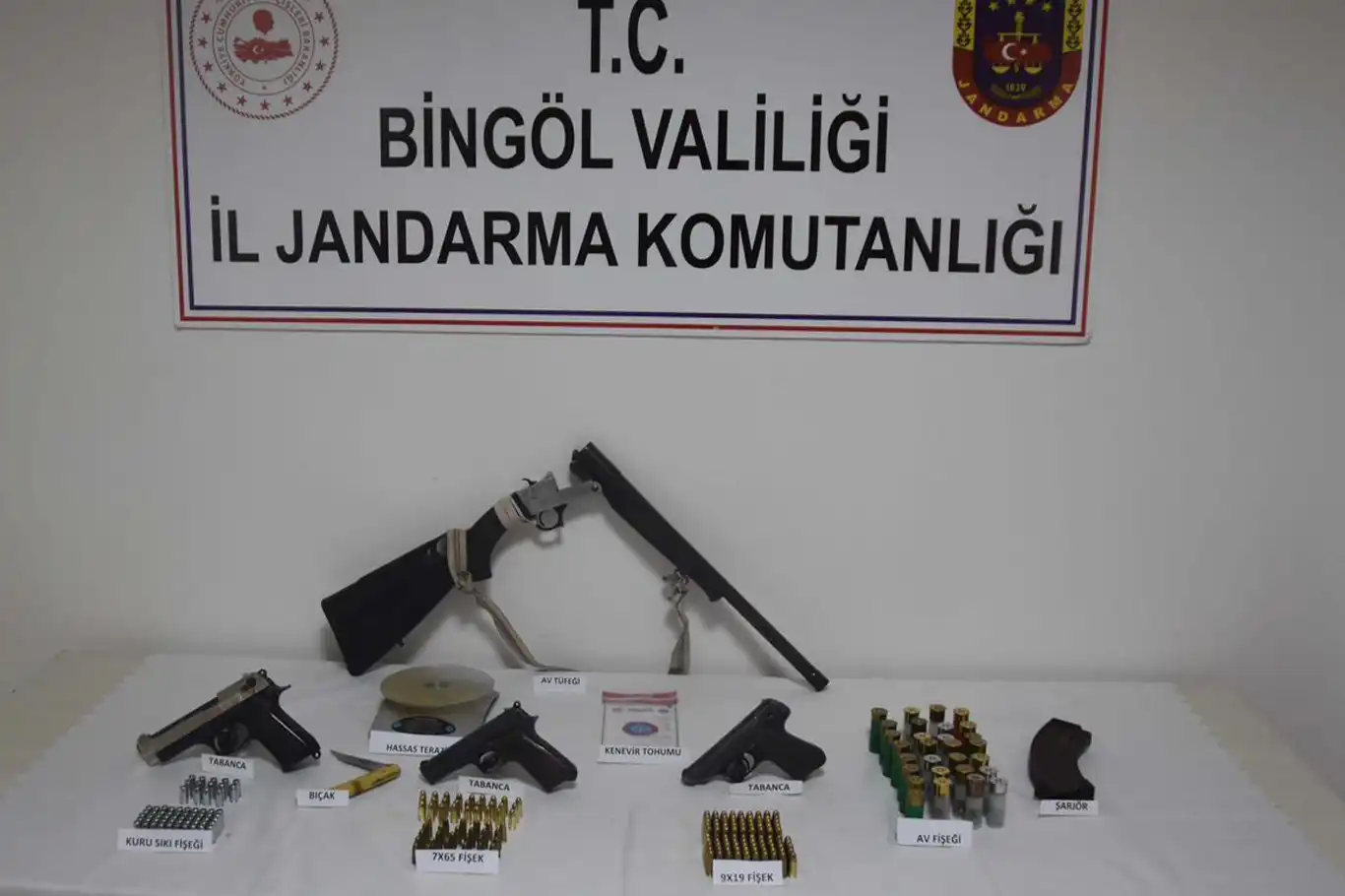 Bingöl'ün Genç ilçesinde silah ve uyuşturucu operasyonu Bingöl'ün Genç ilçesinde silah ve uyuşturucu operasyonu