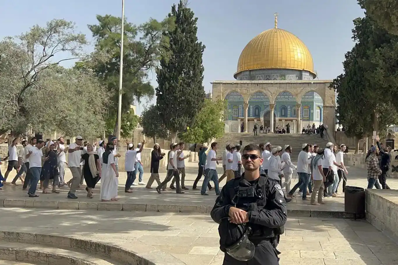 مستوطنون صهاينة يقتحمون المسجد الأقصى مجددًا تحت حماية الاحتلال مستوطنون صهاينة يقتحمون المسجد الأقصى مجددًا تحت حماية الاحتلال