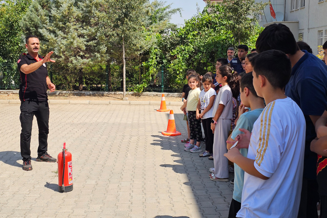 Büyükşehir belediyesi semt konakları öğrencilerine deprem ve yangın eğitimi verildi Büyükşehir belediyesi semt konakları öğrencilerine deprem ve yangın eğitimi verildi