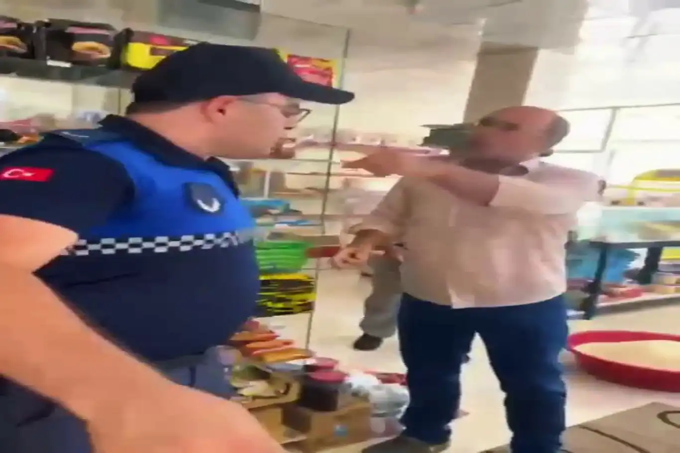 Gaziantep'te iş yeri denetimine giden zabıta esnaf tarafından kovuldu Gaziantep'te iş yeri denetimine giden zabıta esnaf tarafından kovuldu
