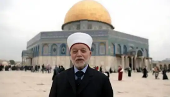 حماس تدين إبعاد مفتي القدس وتدعو للتحرك لحماية الأقصى