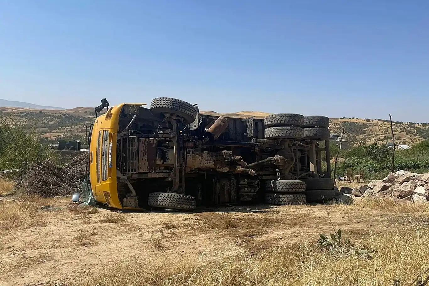 Siirt'te hafriyat kamyonu devrildi: 3 yaralı Siirt'te hafriyat kamyonu devrildi: 3 yaralı