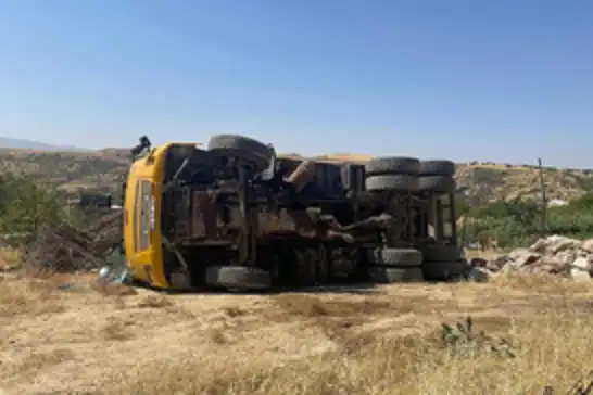 Siirt'te hafriyat kamyonu devrildi: 3 yaralı
