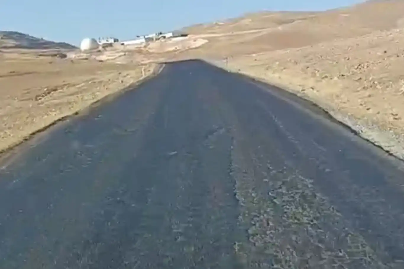 Batman'da çöp suyu tehlikesi: Yol buz pistine dönebilir!