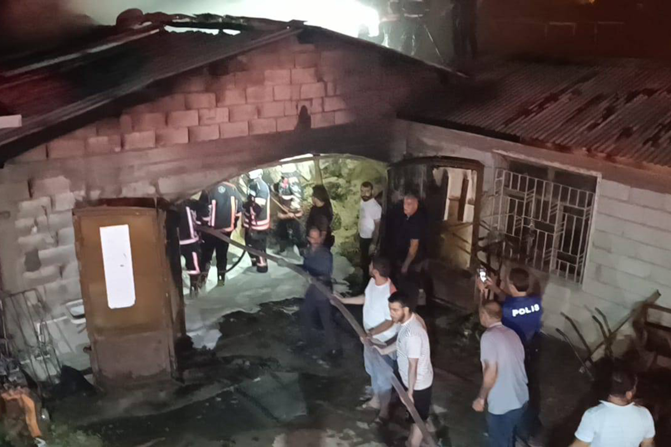 Malatya'da ahır ve samanlık yangını Malatya'da ahır ve samanlık yangını