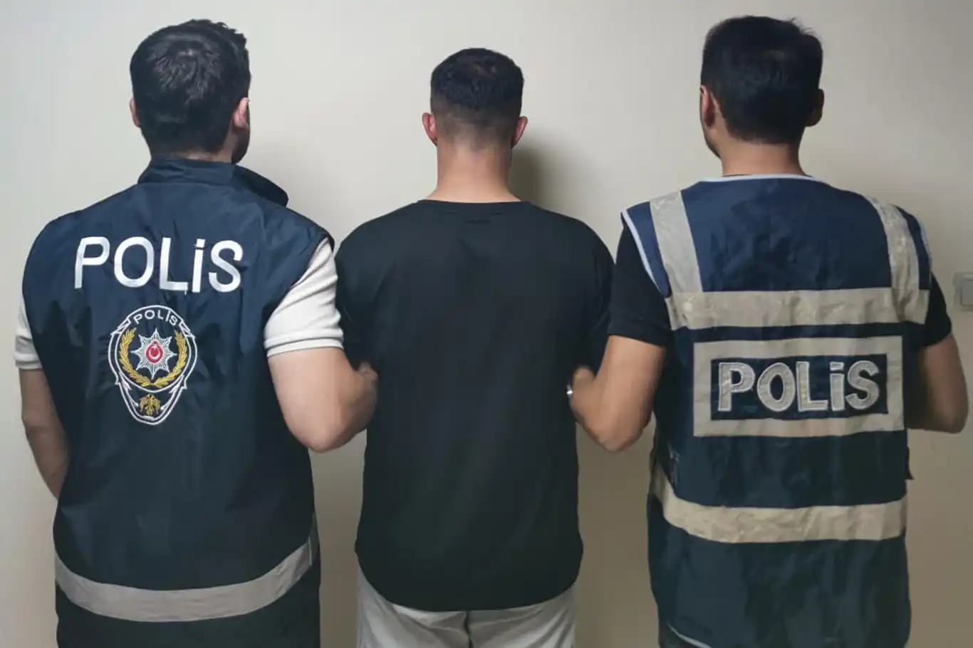 Gaziantep'te araması bulunan hırsızlık zanlısı yakalandı Gaziantep'te araması bulunan hırsızlık zanlısı yakalandı