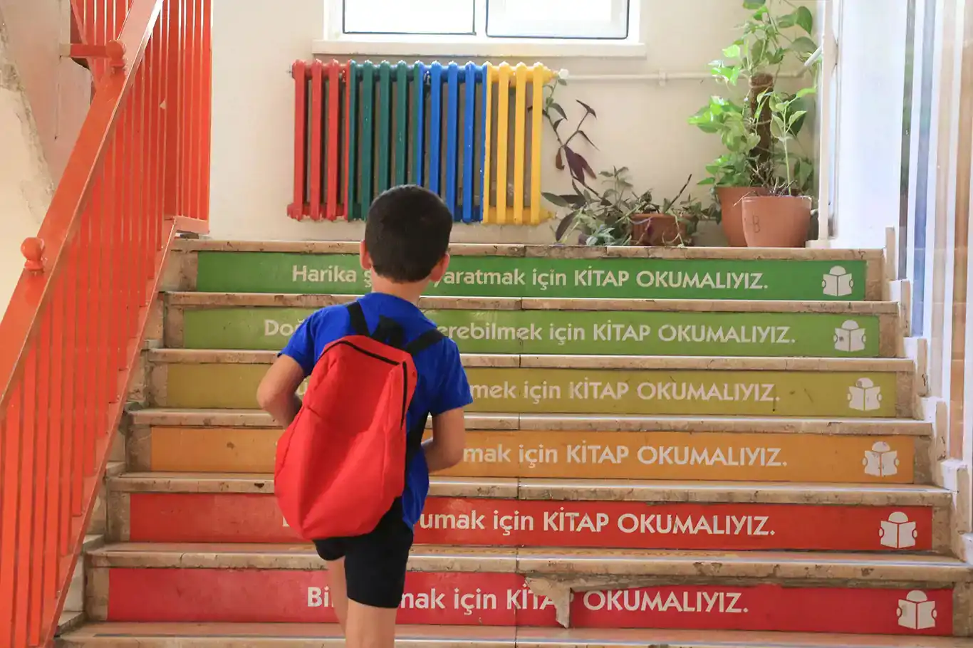 Sağlıklı bir sosyal uyum, çocuğu öğrenmeye açık hale getiriyor! Sağlıklı bir sosyal uyum, çocuğu öğrenmeye açık hale getiriyor!