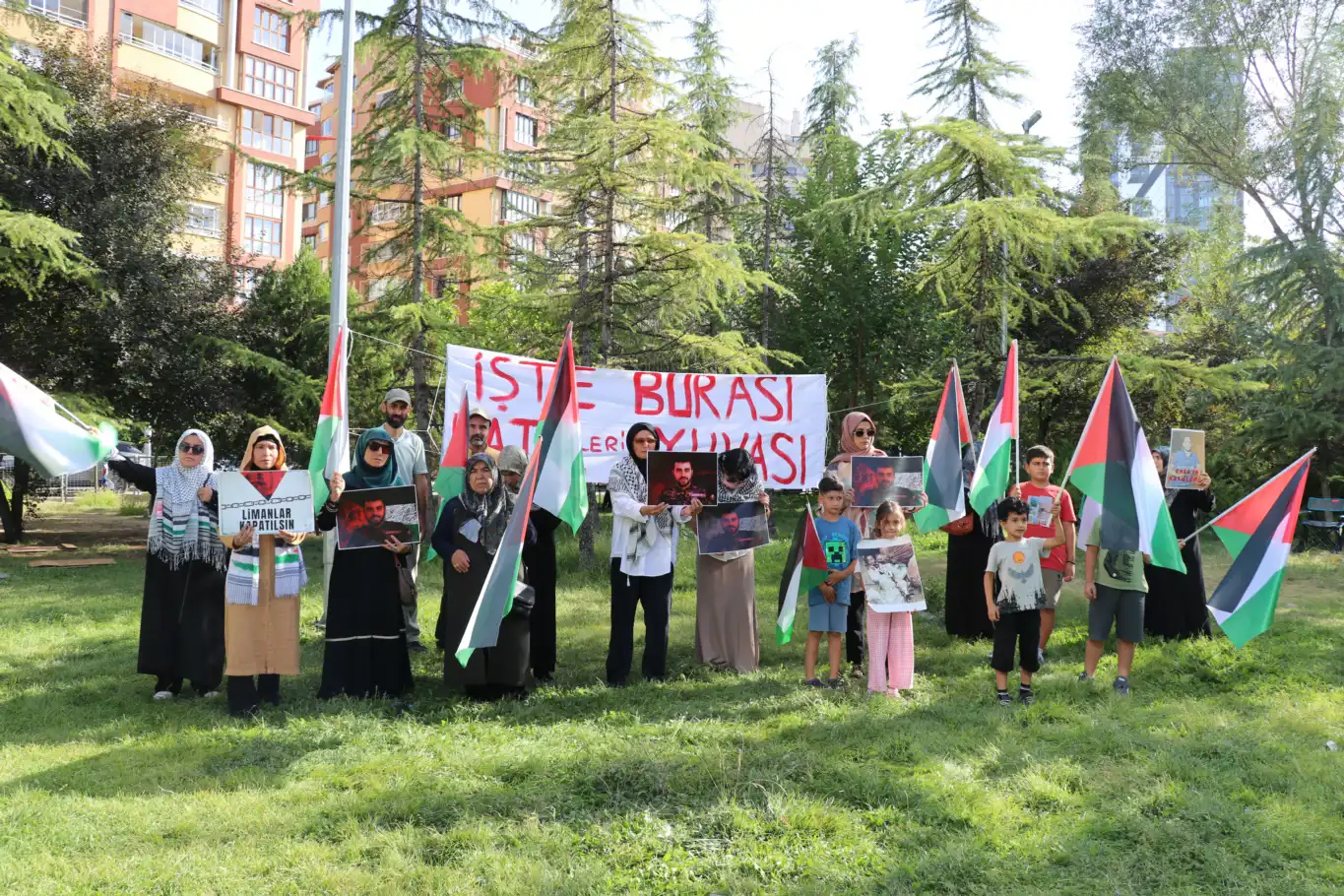 ABD Büyükelçiliği önündeki Gazze nöbeti 12. günde de devam ediyor ABD Büyükelçiliği önündeki Gazze nöbeti 12. günde de devam ediyor