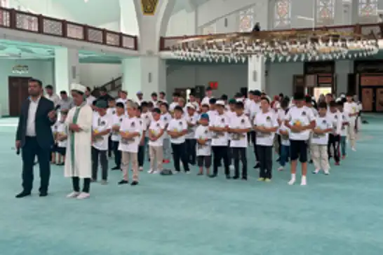 Ağrı'da "Hayat Namazla Güzeldir" programında çocuklar saf tuttu   