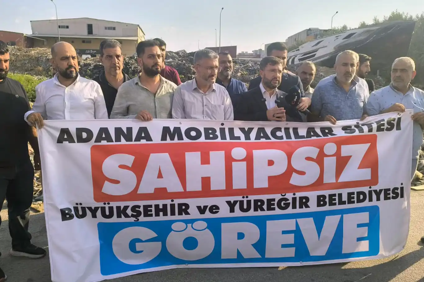 Adana Mobilyacılar Sitesi esnafı, çöp ve altyapı sorunlarına tepki gösterdi Adana Mobilyacılar Sitesi esnafı, çöp ve altyapı sorunlarına tepki gösterdi