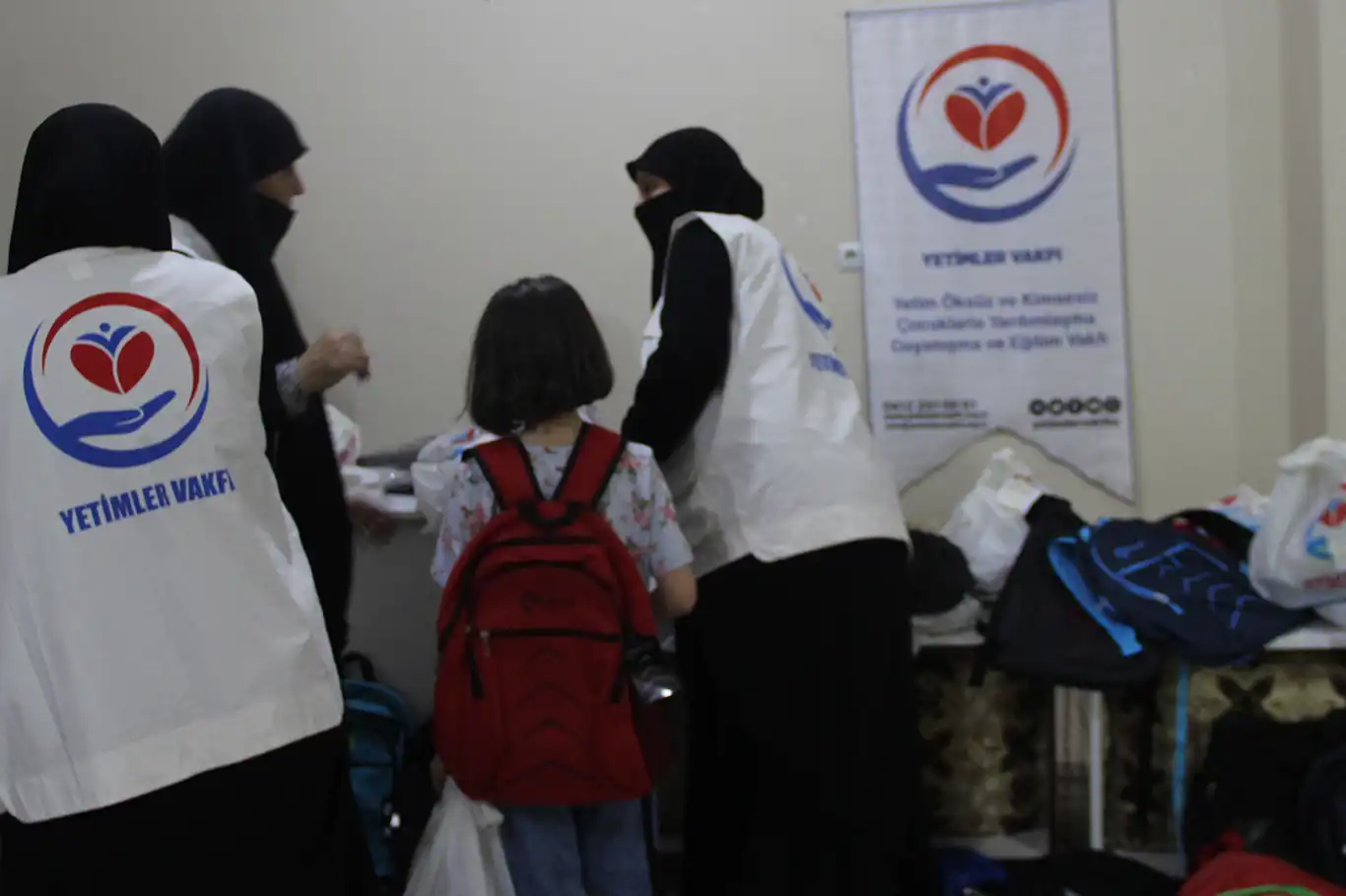 Yetimler Vakfı Cizre’de ihtiyaç sahibi öğrencilere kırtasiye yardımında bulundu Yetimler Vakfı Cizre’de ihtiyaç sahibi öğrencilere kırtasiye yardımında bulundu