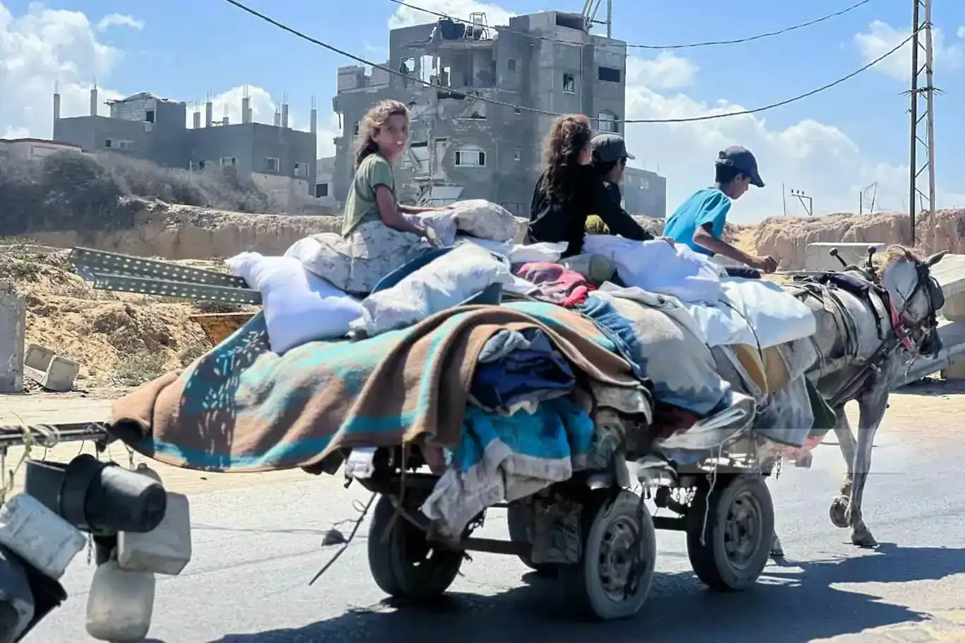 الاحتلال يُصدر أوامر إخلاء جديدة في غزة... آلاف المدنيين مهددون بالتهجير القسري الاحتلال يُصدر أوامر إخلاء جديدة في غزة... آلاف المدنيين مهددون بالتهجير القسري