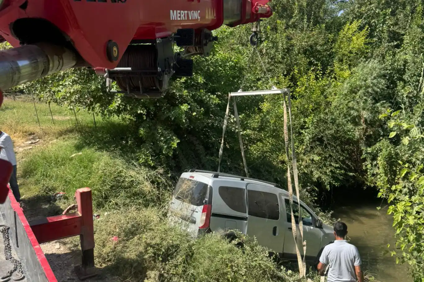 Mardin’de hafif ticari araç yol kenarına savruldu: 4 yaralı Mardin’de hafif ticari araç yol kenarına savruldu: 4 yaralı